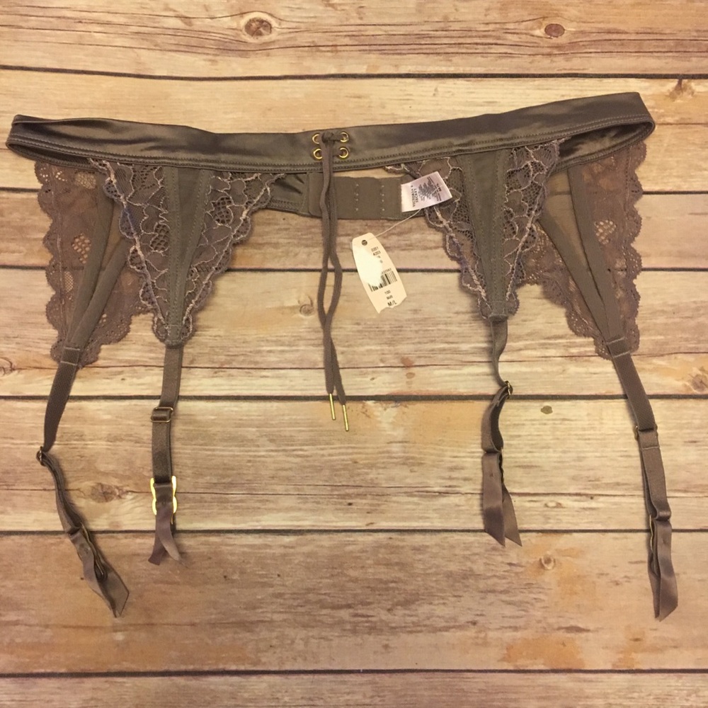 NWT Victoria’s Secret light plum garter belt M/L